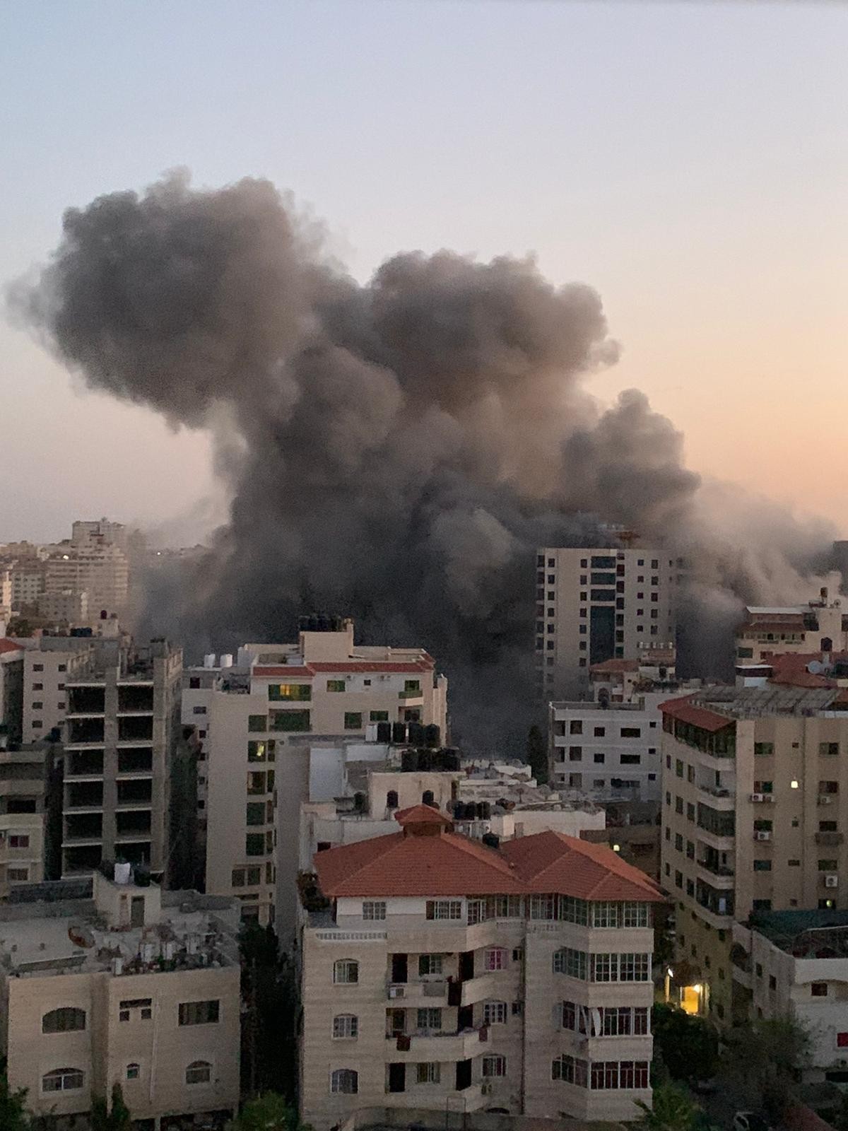 شاهد: طائرات الاحتلال تقصف برج هنادي غرب غزّة وتُدمره بالكامل