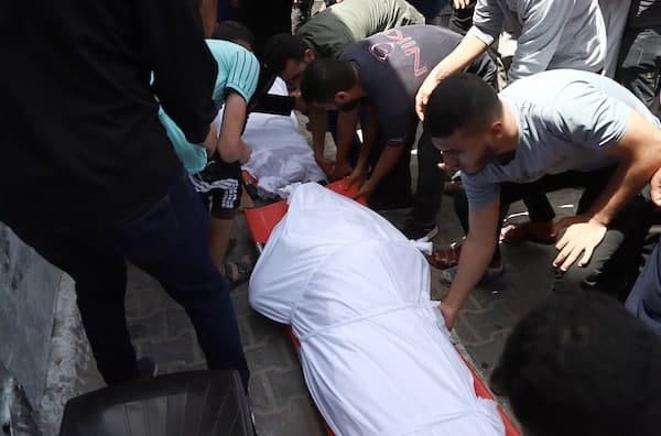 أهالي غزة يُشيعون جثامين الشهداء الذين ارتقوا بالأمس جراء عدوان الاحتلال