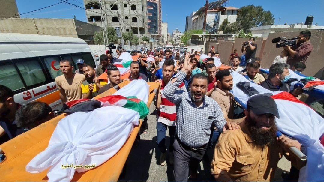 تشييع جثمان 10 شهداء من عائلة أبو حطب في مدينة غزة