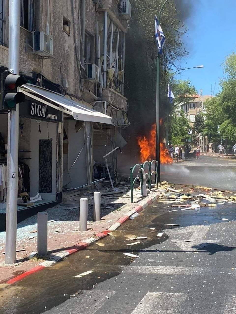 بالفيديو والصور: مقتل "إسرائيلي" ودمار كبير في تل أبيب جراء صواريخ المقاومة
