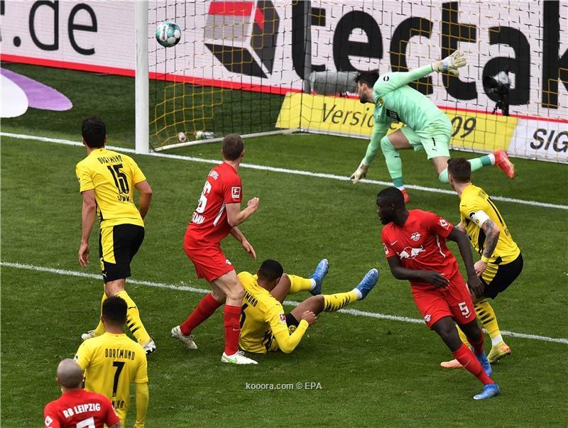 بالصور.. دورتموند يُسقط لايبزيج ويهدي البايرن لقب البوندسليجا