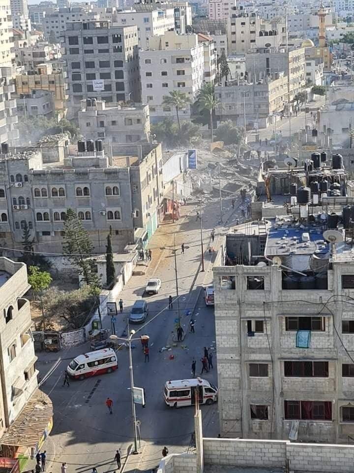 شاهد: طائرات الاحتلال الحربية تُدمر مقر بنك الإنتاج في غزّة بالكامل