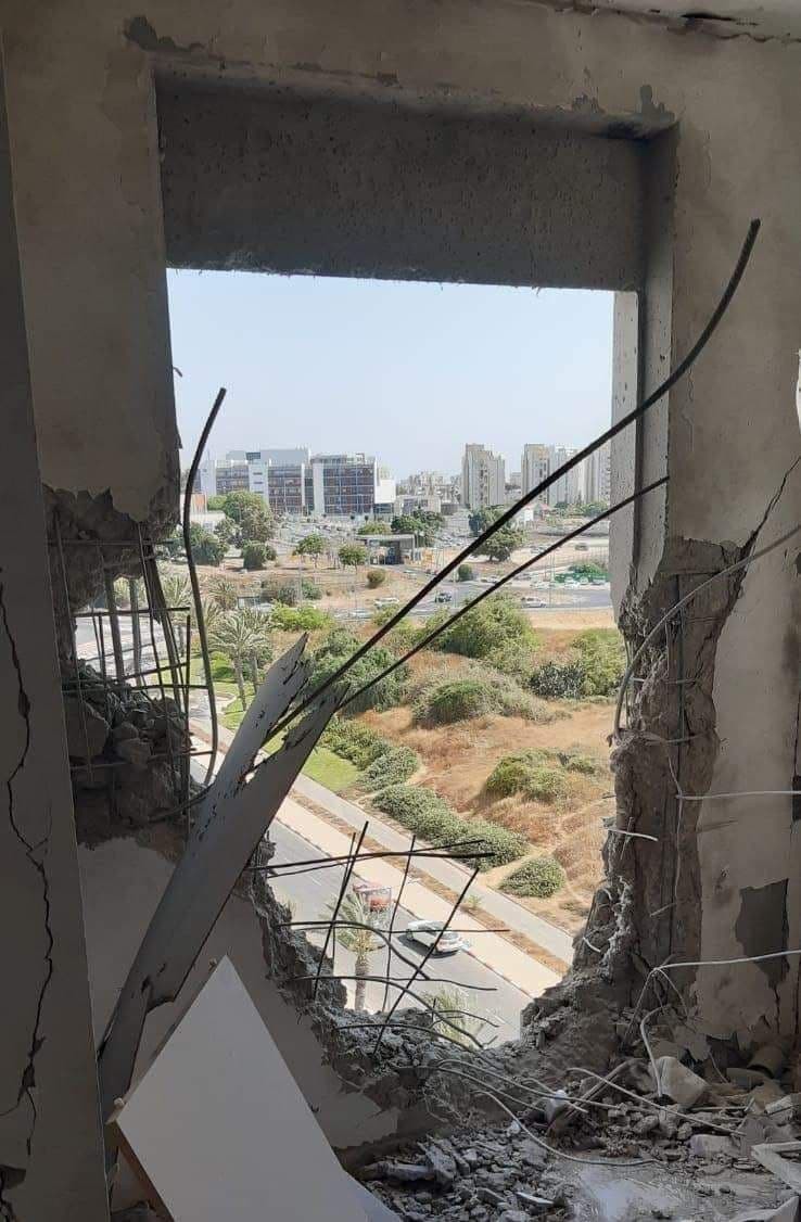 بالفيديو: مصرع مستوطنين وإصابة آخرين بسقوط صاروخ على مبنى في عسقلان