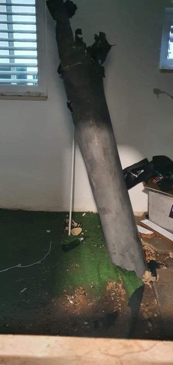 بالفيديو: سقوط أحد صواريخ المقاومة على منزل في "بتاح تكفا" وانقطاع الكهرباء عن المستوطنة