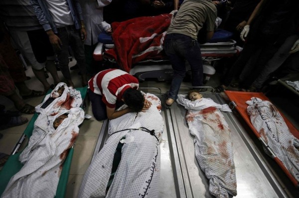 شاهد.. مواطن يطلب رعاية طفل رضيع نجا من مجزرة إسرائيلية بغزة