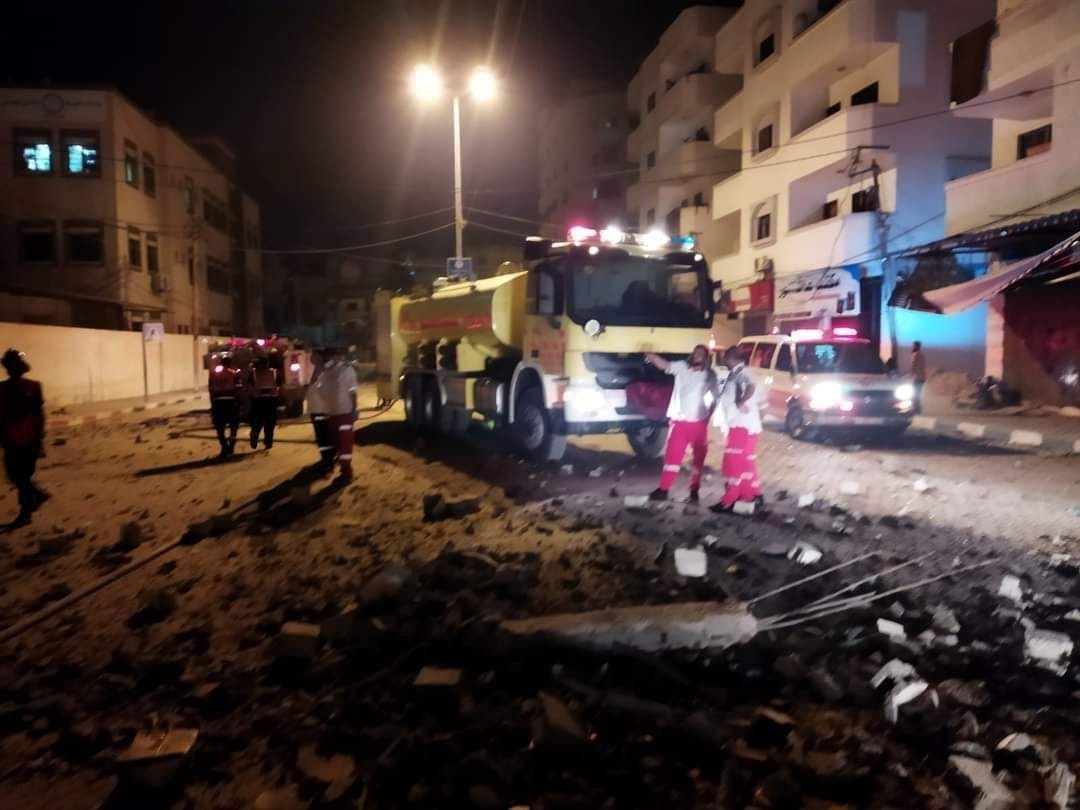 شاهد: آثار قصف طائرات الاحتلال مبنى في تل الهوا بغزّة