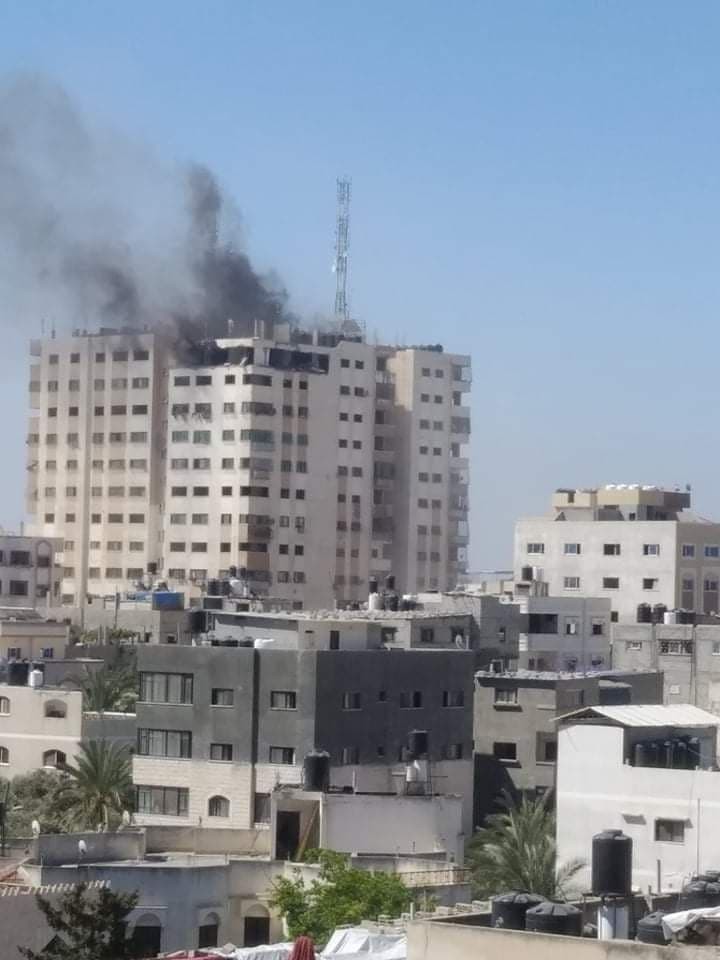 شاهد: طائرات الاحتلال تقصف برج الأندلس في منطقة "الكرامة" شمال قطاع غزّة