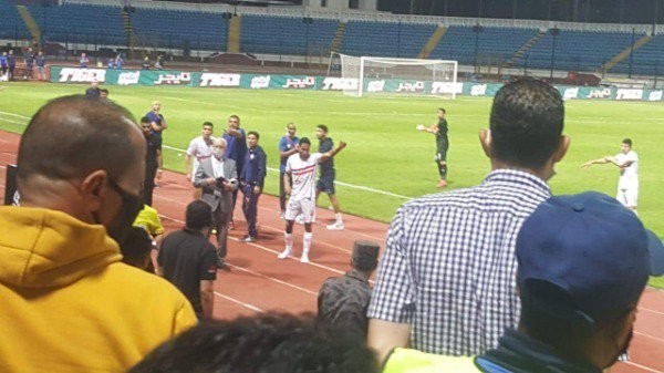 بالصور.. مشاجرة بين إداري المصري ودكة الزمالك