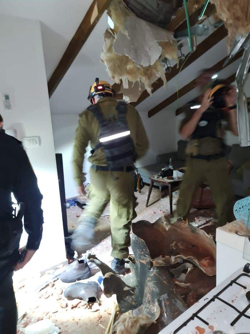 بالفيديو: سقوط أحد صواريخ المقاومة على منزل في "بتاح تكفا" وانقطاع الكهرباء عن المستوطنة