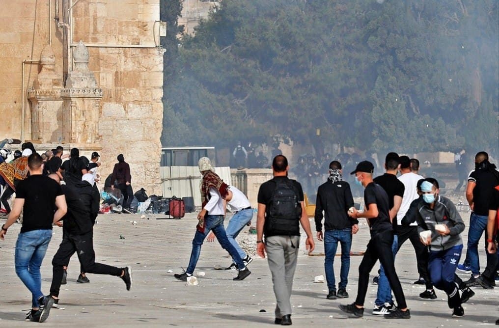 شاهد.. إصابات واعتقالات في صفوف المواطنين خلال اقتحام الاحتلال للأقصى