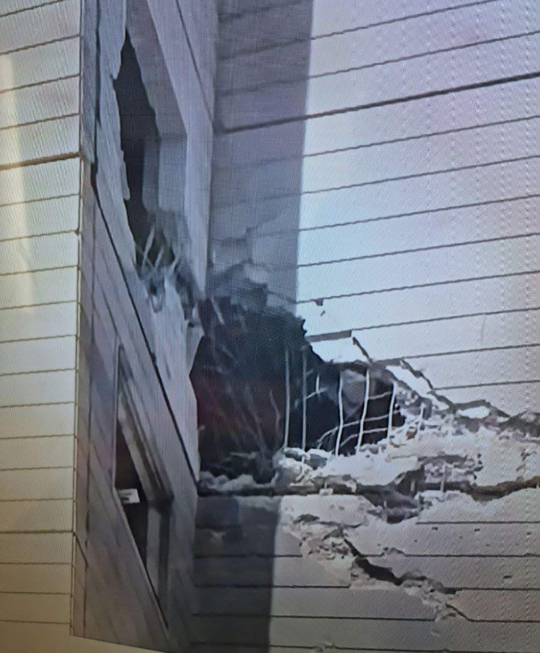 بالفيديو: مصرع مستوطنين وإصابة آخرين بسقوط صاروخ على مبنى في عسقلان