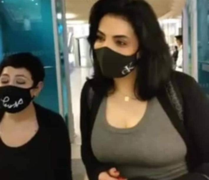 لحظة وصول حورية فرغلي المطار بعد نجاح عمليات أنفها وتوجه رسالة للمتنمرين عليها | فيديو