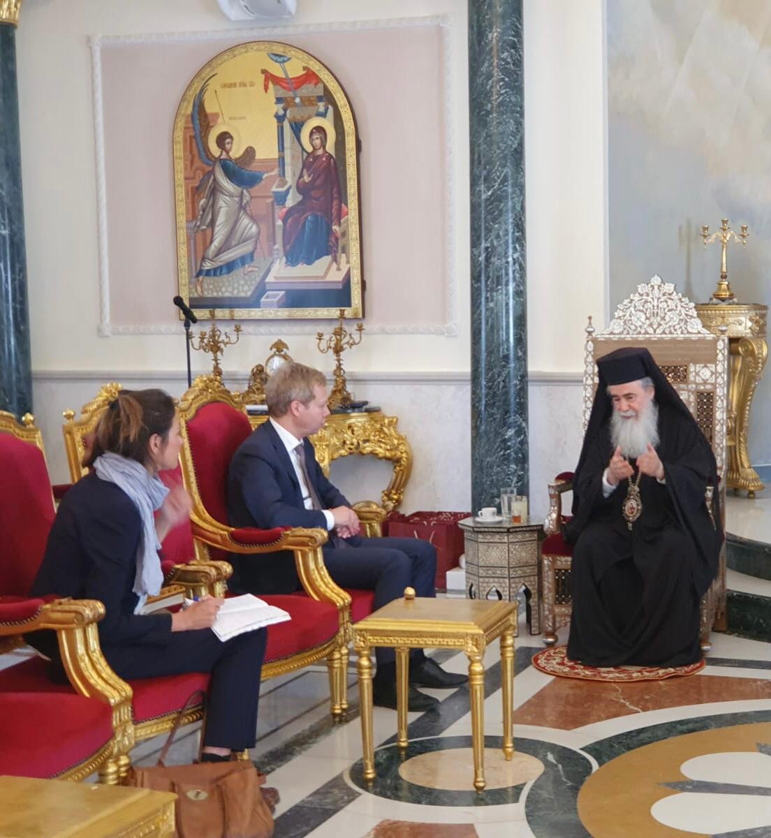 البطريرك ثيوفيلوس يستقبل وفدًا أوروبيًا في مقر البطريركية بالقدس