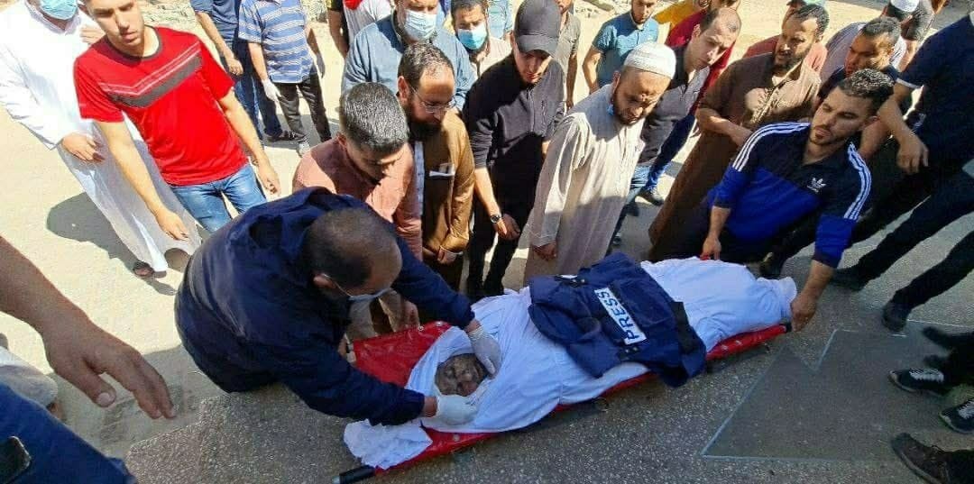 شاهد: تشييع جثمان الشهيد الصحفي يوسف أبو حسين في مدينة غزة