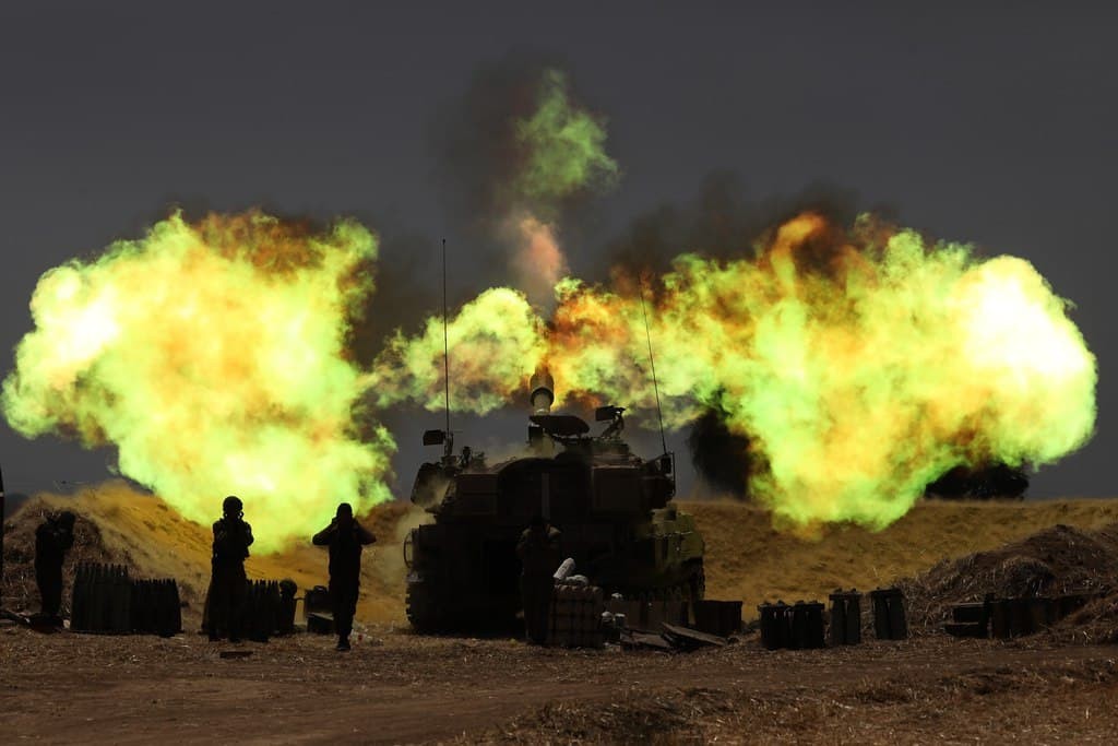 الاحتلال يطلق القذائف والقنابل الدخانية جنوب قطاع غزة