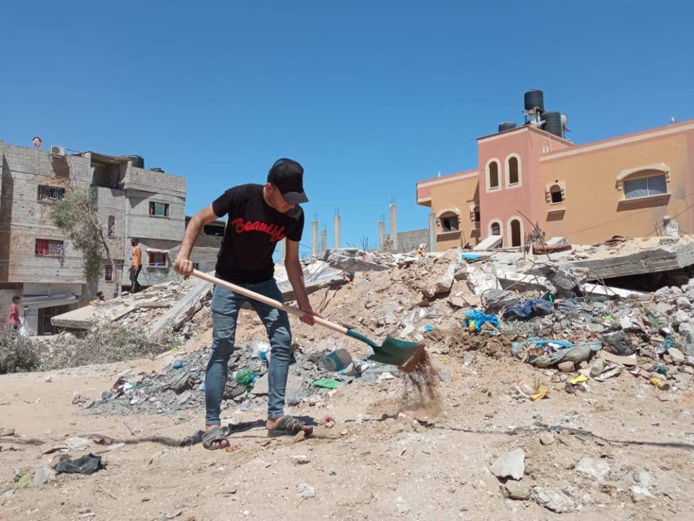 بالصور: حملة شعبية برفح لتنظيف آثار القصف الإسرائيلي خلال العدوان الأخير