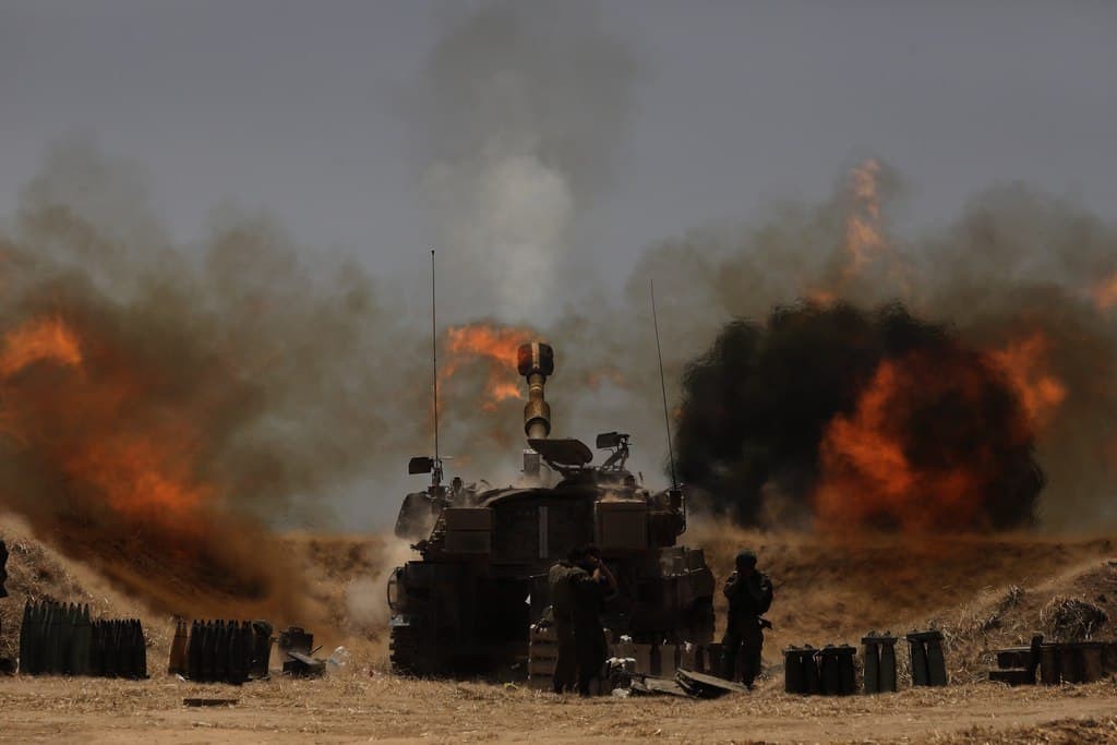 الاحتلال يطلق القذائف والقنابل الدخانية جنوب قطاع غزة