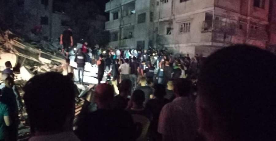 شاهد.. 10 شهداء وعدد من الإصابات في قصفٍ منزل بمخيم الشاطئ دون سابق إنذار