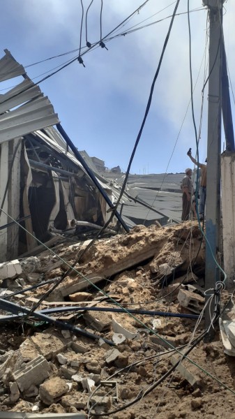 شاهد.. الاحتلال يستهدف بركسًا شرق مدينة غزة
