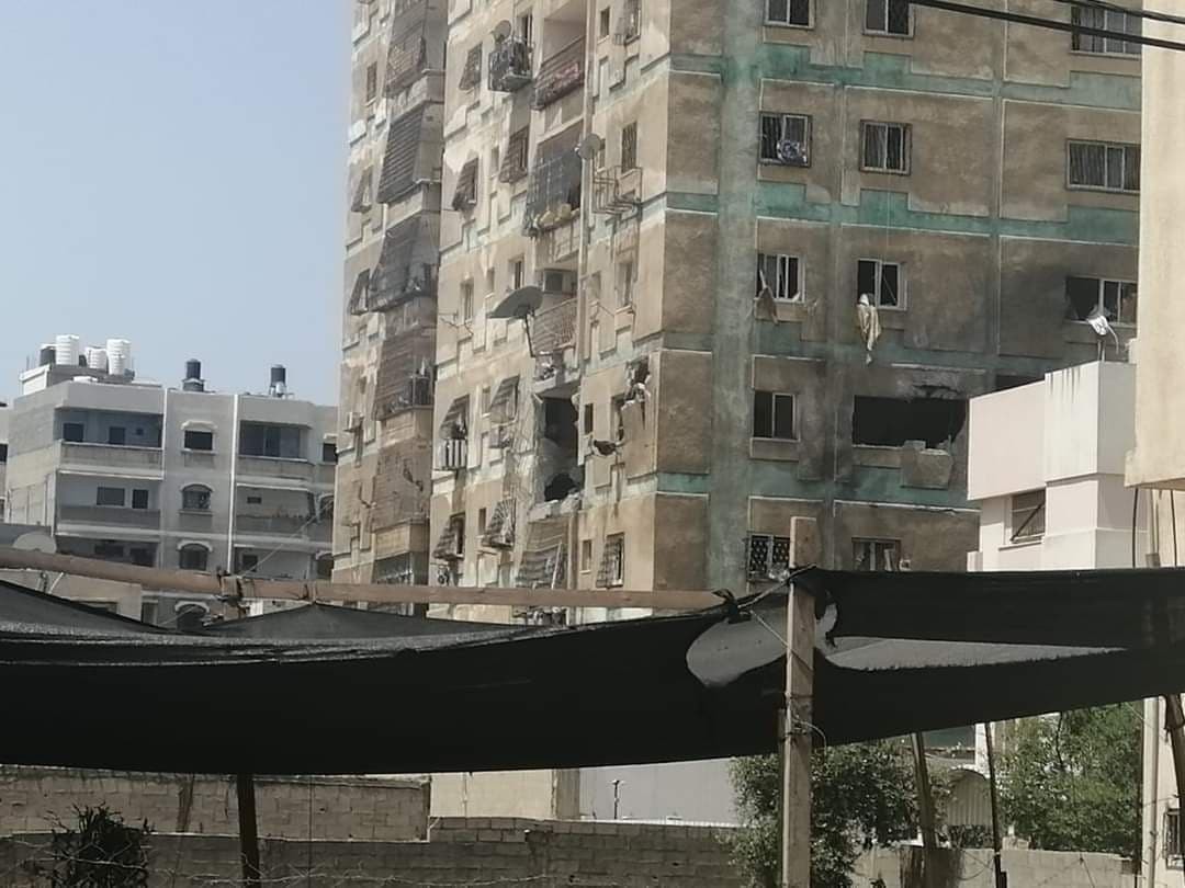 شاهد: 3 شهداء وعدة إصابات باستهداف شقة سكنية في أحد أبراج مدينة غزة