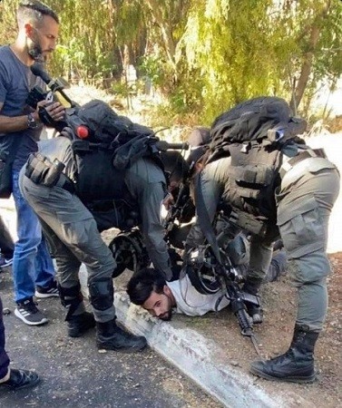 الاحتلال يعتقل 4  شبان خلال قمع مسيرة في الشيخ جراح