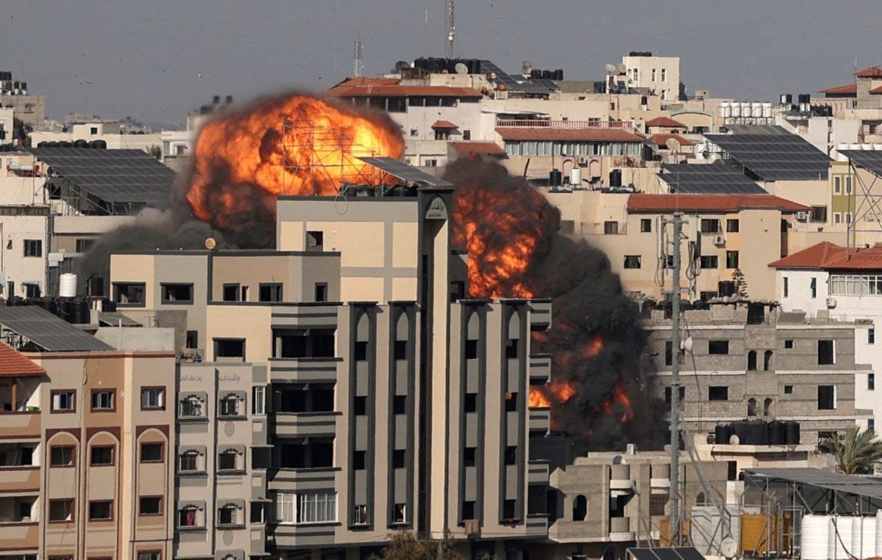 شاهد: طائرات الاحتلال الحربية تُدمر مقر بنك الإنتاج في غزّة بالكامل