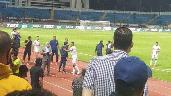 بالصور.. مشاجرة بين إداري المصري ودكة الزمالك