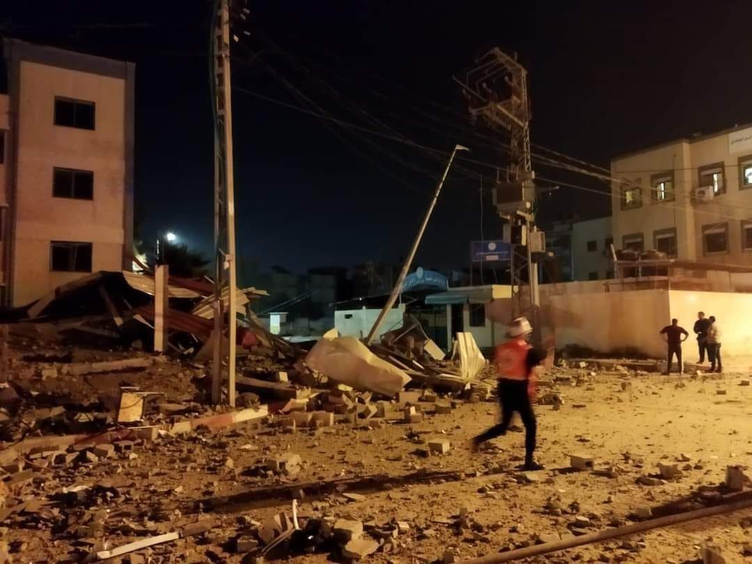 شاهد: آثار قصف طائرات الاحتلال مبنى في تل الهوا بغزّة