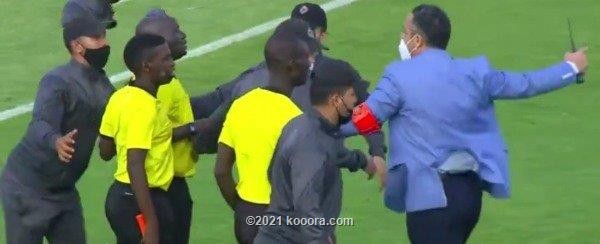 بالصور.. حارس مولودية الجزائر يهاجم حكم مباراة الوداد