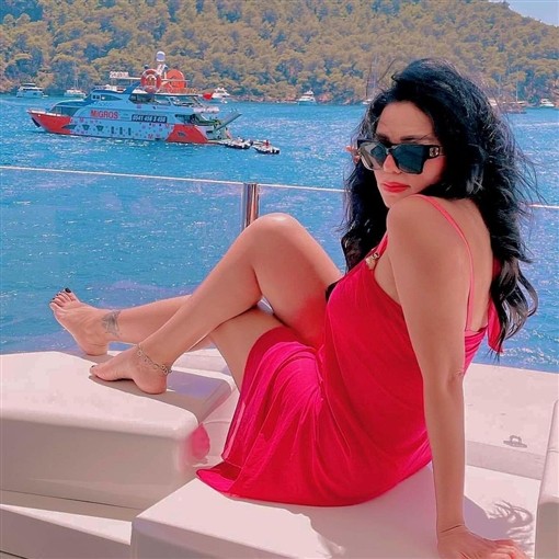 شاهدوا | الفنانة "رانيا يوسف" في رحلة بحرية