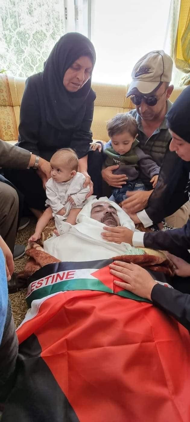جماهير غفيرة تُشيع جثمان الناشط الفلسطيني نزار بنات