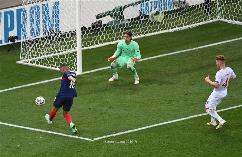 بالصور: سويسرا تحقق المعجزة وتطرد فرنسا خارج اليورو