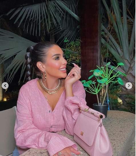 شاهدوا | الفنانة المصرية "ياسمين صبري" تتألق بـ "البينك" في أحدث جلسة تصوير
