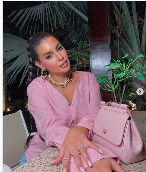 شاهدوا | الفنانة المصرية "ياسمين صبري" تتألق بـ "البينك" في أحدث جلسة تصوير