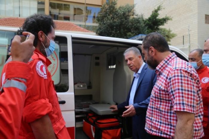 بالصور: "وقفة عز" يتبرع بسيارتي إسعاف لمستشفى الهمشري جنوب لبنان
