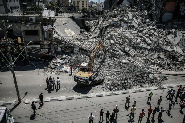 شاهد: أطقم هندسية وآليات مصرية تُشارك في إزالة ركام برج الشروق بغزة