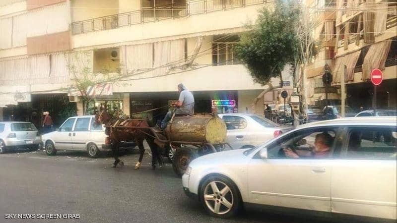 شاهدوا | "بائع الكاز" مع حصانه.. مشهد يعيد اللبنانيين إلى سنوات خلت