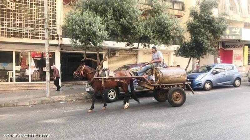 شاهدوا | "بائع الكاز" مع حصانه.. مشهد يعيد اللبنانيين إلى سنوات خلت