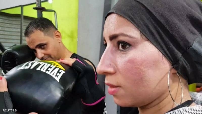 شاهدوا | مصرية تدرب الرجال على "الملاكمة" في ريف صعيد مصر