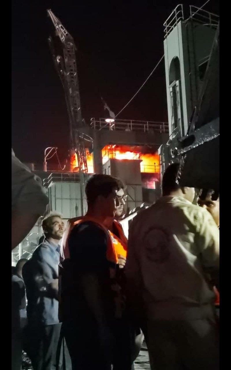 غرق سفينة إيرانية عملاقة إثر تعرضها للحريق