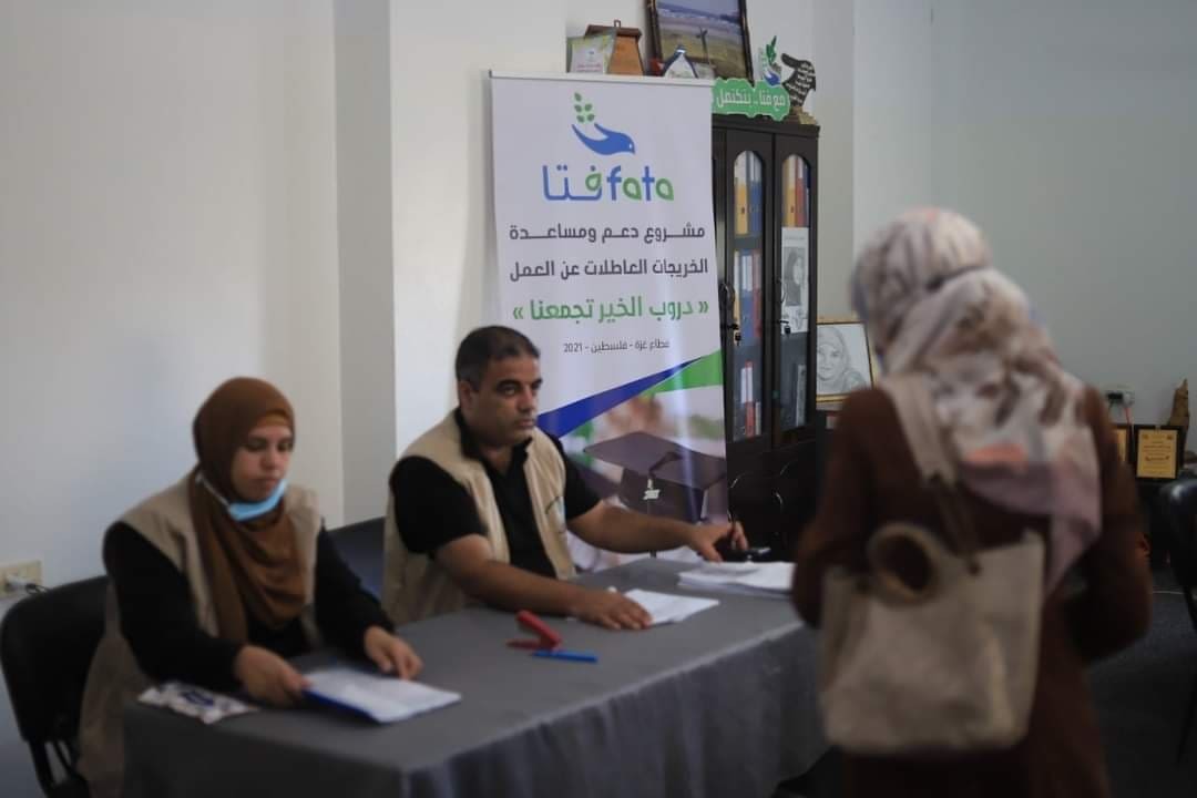 بالصور: مركز "فتا" يوقع عقود بطالة مؤقتة للخريجات في قطاع غزة