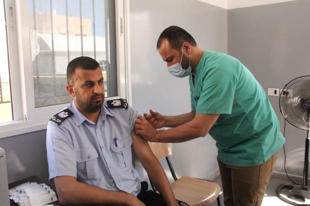 داخلية غزة تبدأ بتطعيم كافة كوادرها ومنتسبيها بلقاح مضاد لـ"كورونا"