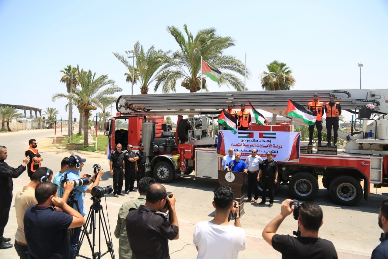شاهد: بدعم من دولة الإمارات.. تسليم جهاز الدفاع المدني بغزّة سيارة إطفاء حديثة