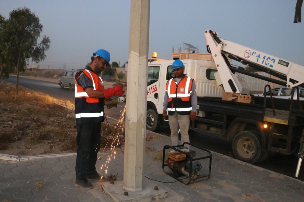 كهرباء غزة تنجز مشروع إنارة شارع صلاح الدين على امتداد القطاع