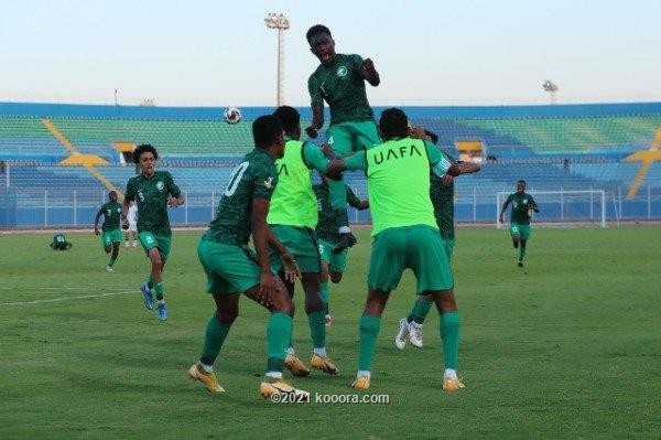 بالصور: احتفالات عارمة لشباب السعودية.. وبكاء لاعبي الجزائر