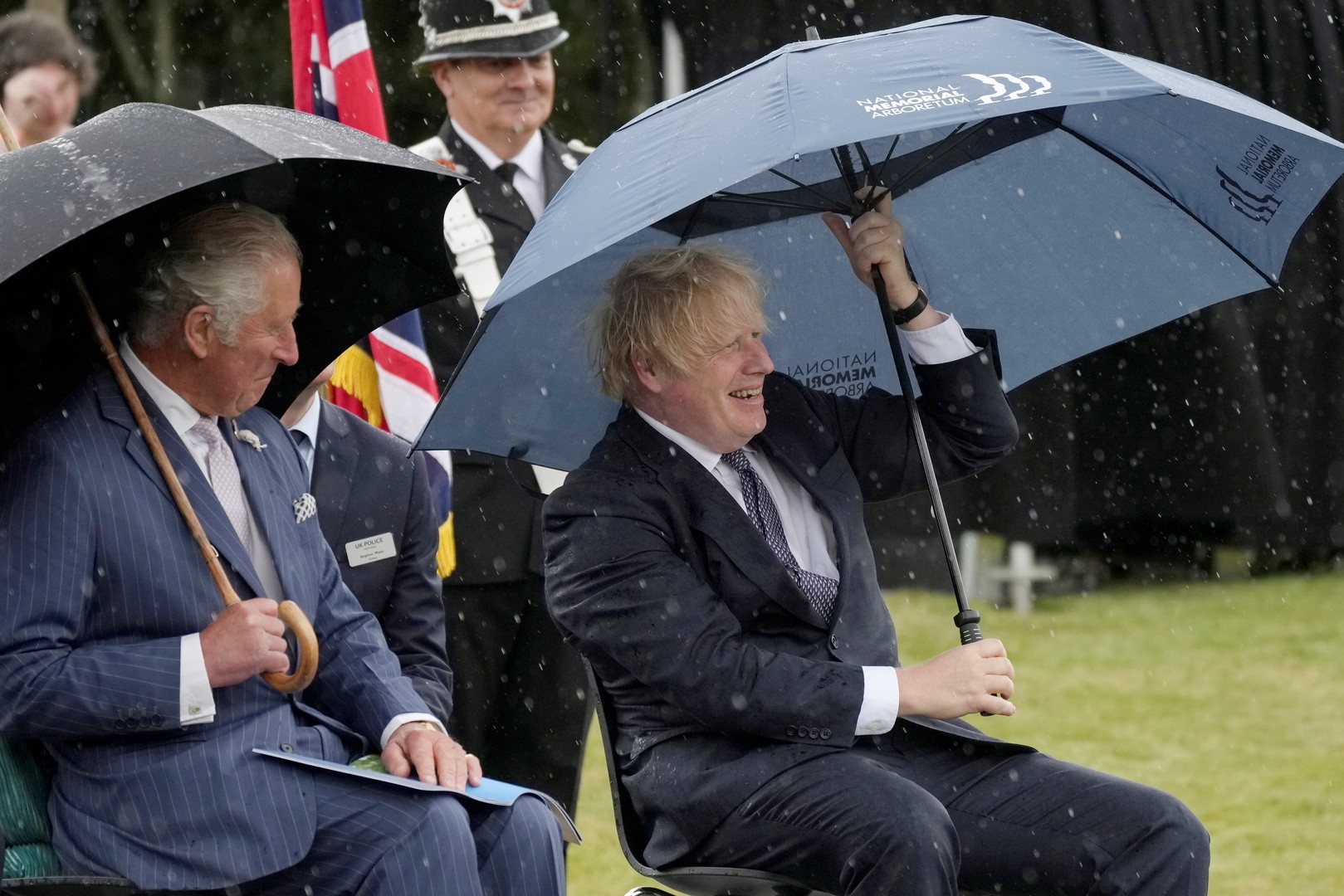 بالفيديو | رئيس الوزراء البريطاني "يتصارع" مع مظلته