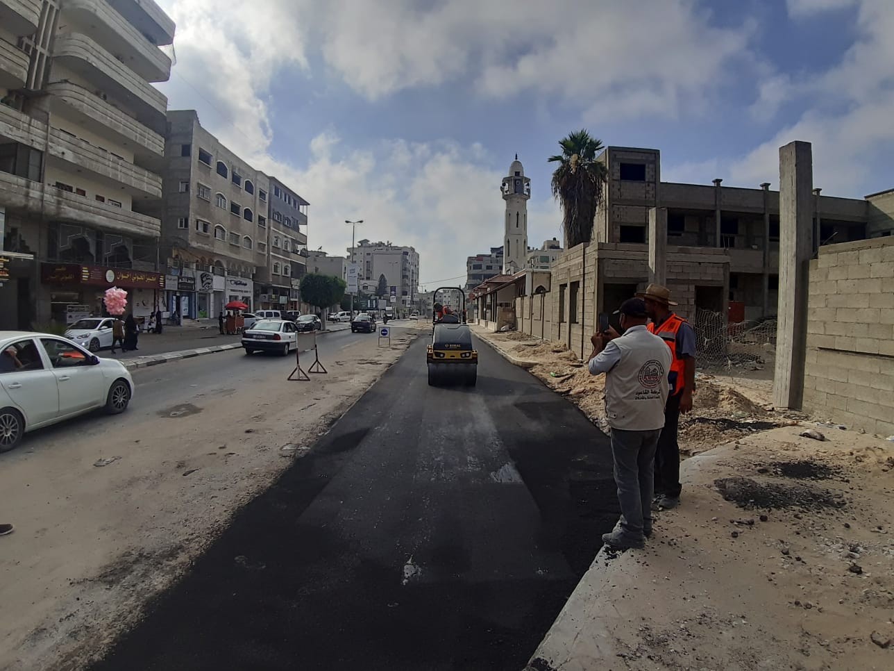 بالصور: بلدية غزة تًنهي أعمال صيانة بشارع عمر المختار
