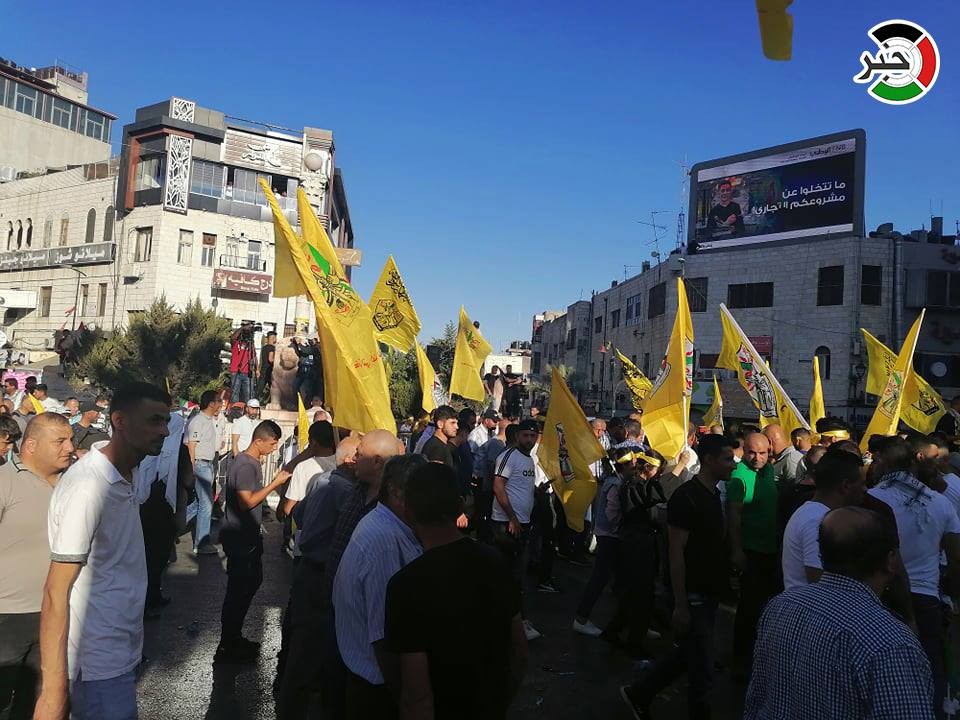 بالفيديو والصور: مسيرة حاشدة في رام الله دعماً للرئيس عباس وإسناداً للأسرى