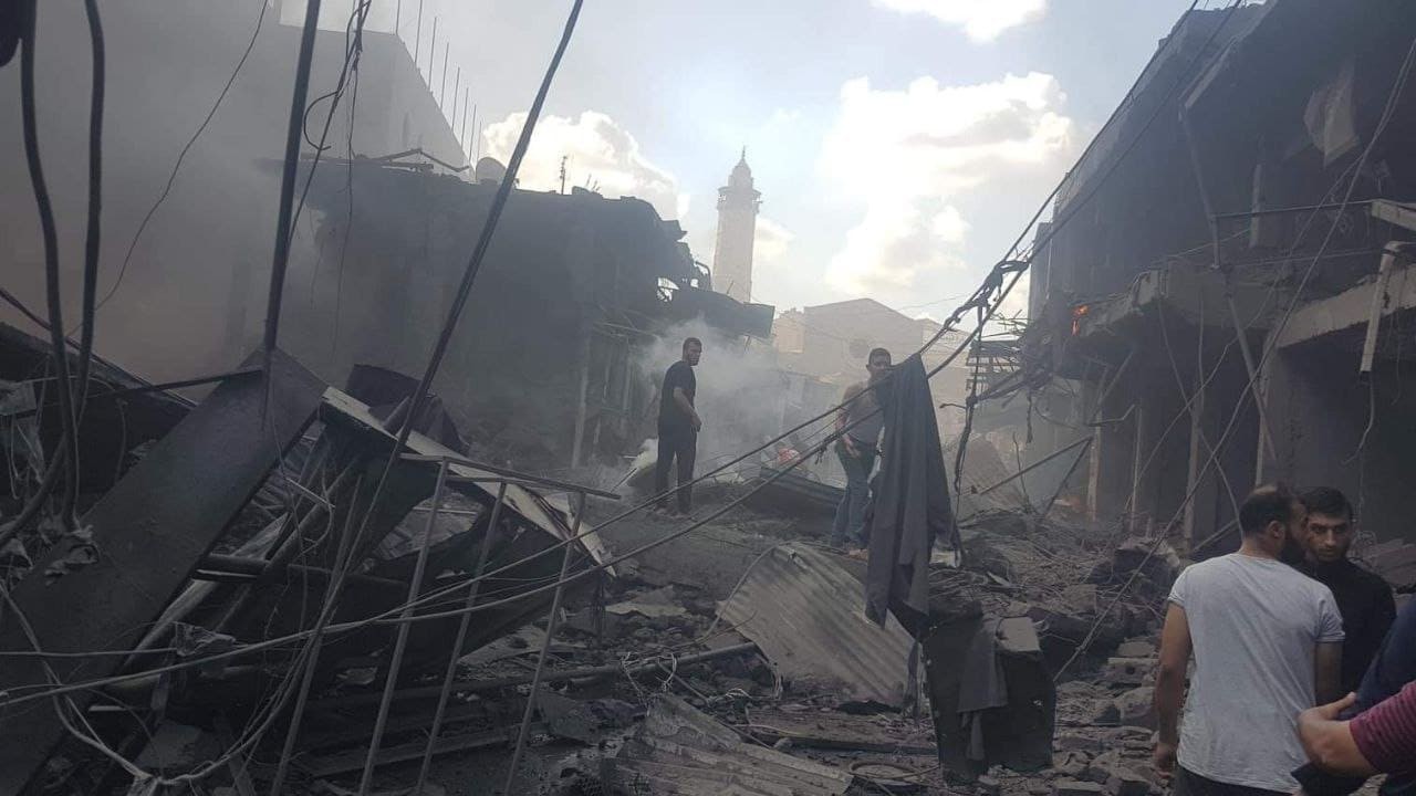 شاهد.. وفاة مواطن وإصابة آخرين إثر انفجار ضخم وقع في سوق الزاوية بمدينة غزة
