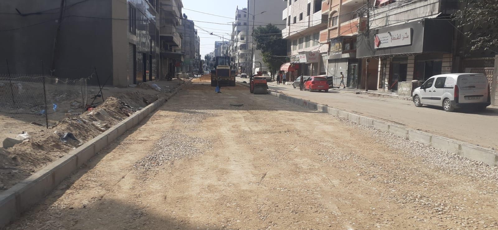 بلدية غزة تبدأ بإجراء صيانة مؤقتة للشوارع الرئيسية المتضررة من العدوان الأخير